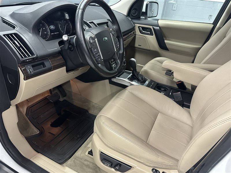 Used 2013 Land Rover LR2 HSE AWD/4WD image 2