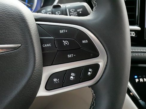 Used 2023 Chrysler Pacifica Touring-L FWD image 25