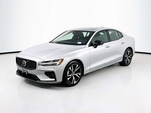 Used 2025 Volvo S60 B5 Core image 1
