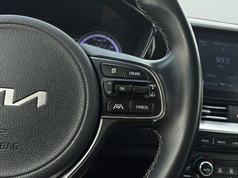 Used 2022 Kia Niro LXS FWD image 25