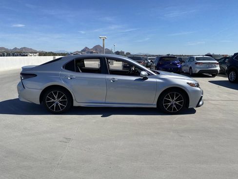 Used 2022 Toyota Camry SE image 3