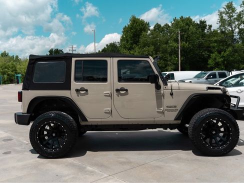 Used 2017 Jeep Wrangler Unlimited Sport AWD/4WD image 3