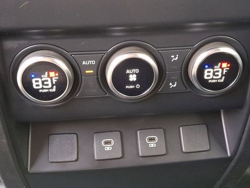 Used 2024 Land Rover Defender 130 X-Dynamic SE image 11