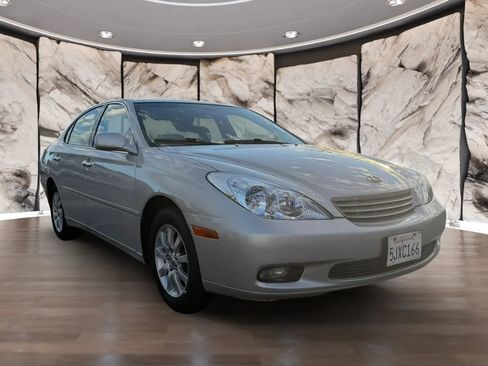Used 2003 Lexus ES 330 w/ Premium Pkg FWD image 3