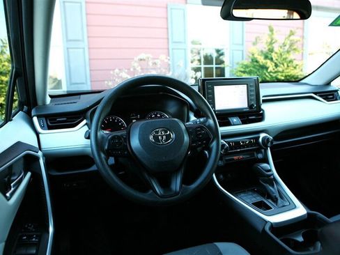 Used 2021 Toyota RAV4 XLE image 12