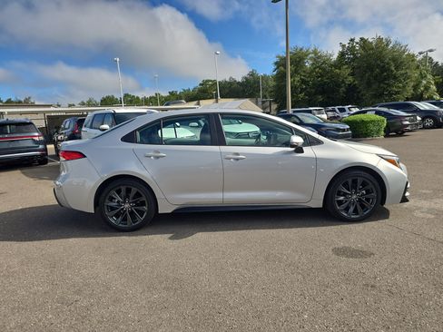 Used 2025 Toyota Corolla SE FWD image 9