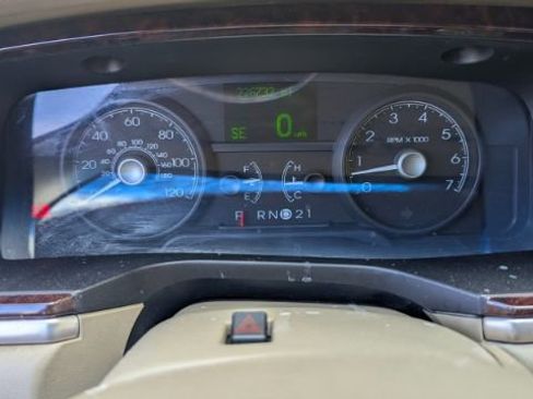 Used 2011 Lincoln Town Car Signature Limited image 27