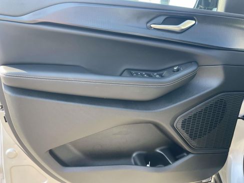 Used 2025 Jeep Grand Cherokee Altitude AWD/4WD image 15