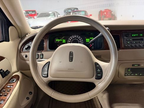 Used 2002 Lincoln Town Car Executive image 26