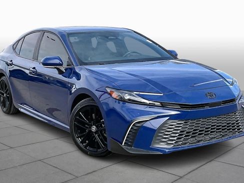 Used 2025 Toyota Camry SE image 3