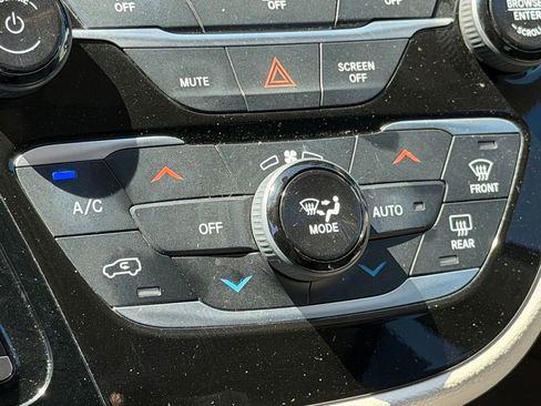 Used 2018 Chrysler Pacifica Touring Plus FWD image 28