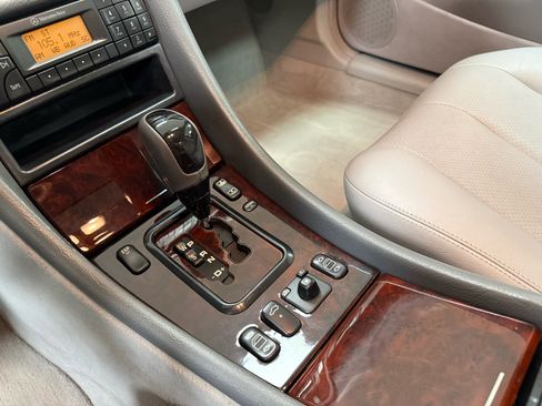 Used 2001 Mercedes-Benz CLK 320 Coupe image 21