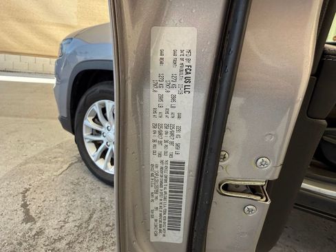 Used 2020 Jeep Cherokee Latitude FWD image 30