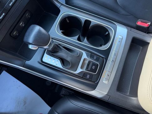 Used 2023 Kia Carnival LX image 23