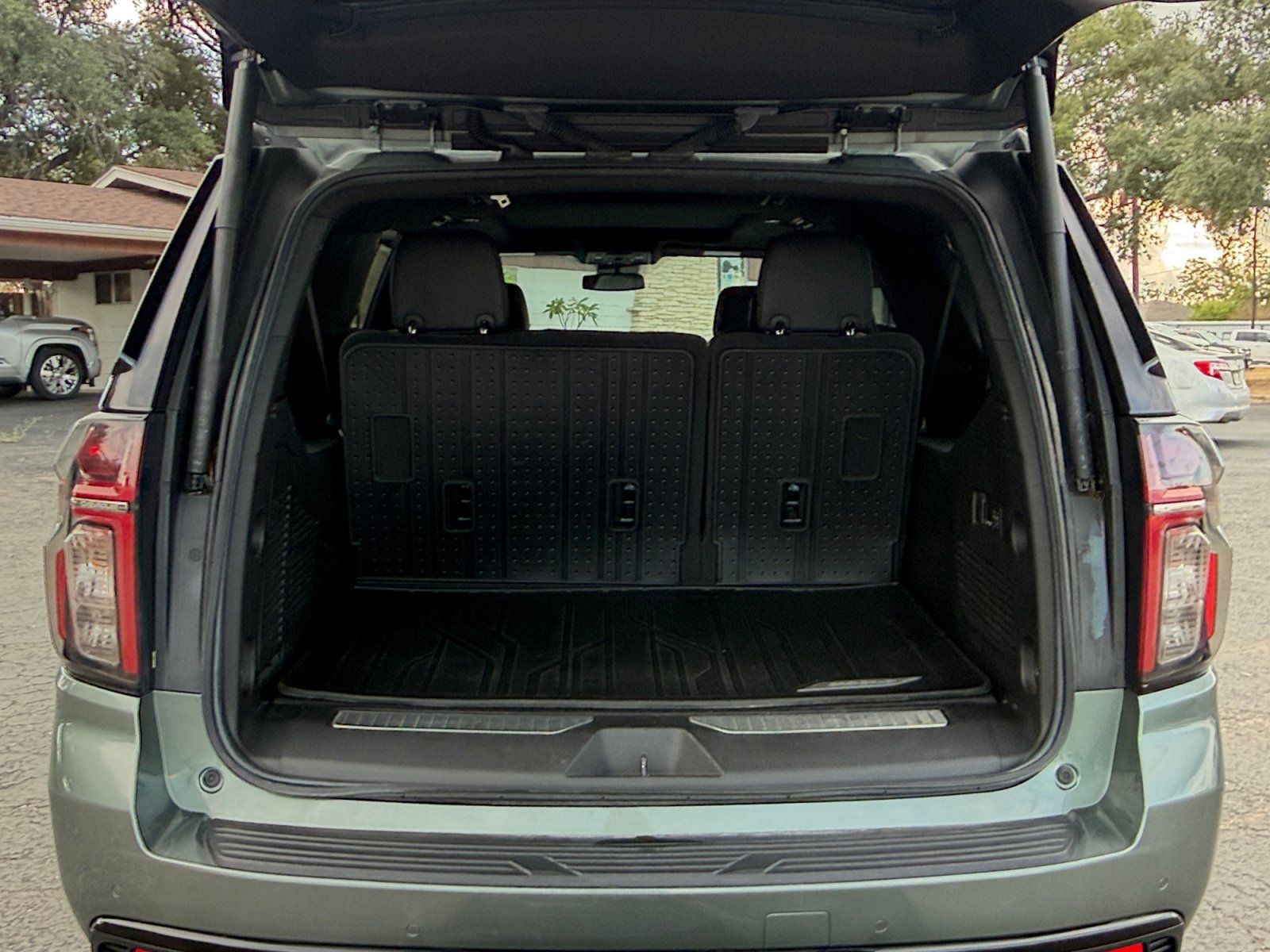 Used 2023 Chevrolet Suburban RST w/ Luxury Package RWD image 19