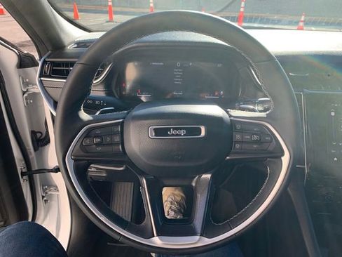 Used 2023 Jeep Grand Cherokee Altitude image 27