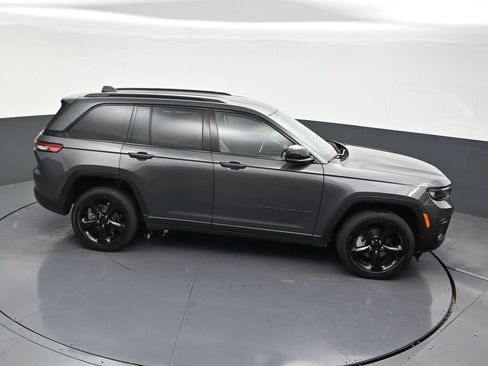Used 2023 Jeep Grand Cherokee Limited w/ Black Appearance Package image 22