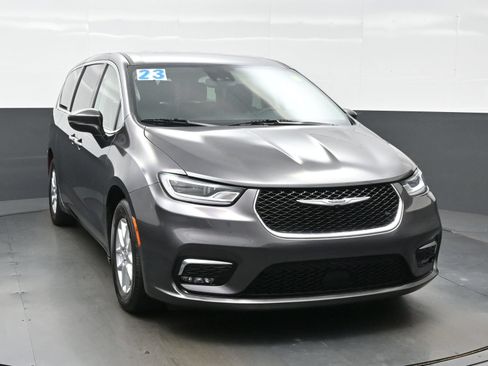 Used 2023 Chrysler Pacifica Touring-L FWD image 11