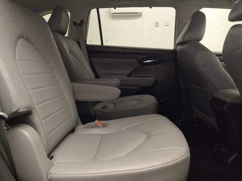Used 2022 Toyota Highlander XLE FWD image 19
