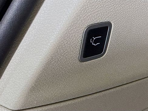 Used 2024 Chrysler Pacifica Touring-L FWD image 28