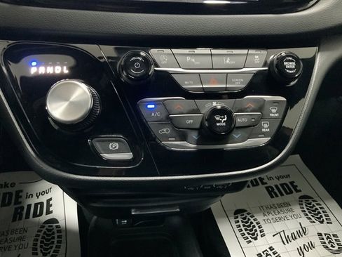 Used 2025 Chrysler Pacifica Select FWD image 46