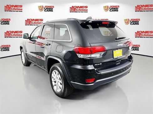 Used 2021 Jeep Grand Cherokee Laredo image 2