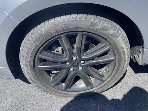 Used 2024 Ford Edge ST-Line image 11