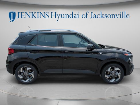 New 2025 Hyundai Venue SEL FWD image 2