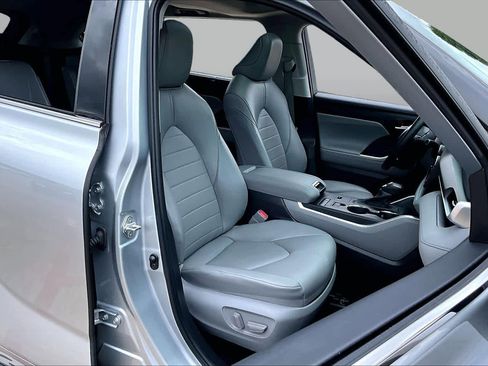 Used 2022 Toyota Highlander XLE FWD image 9