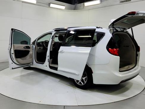 Used 2019 Chrysler Pacifica Limited FWD image 31