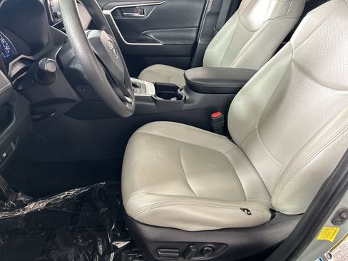 Used 2020 Toyota RAV4 XLE w/ Carpet Mat Package AWD/4WD image 21