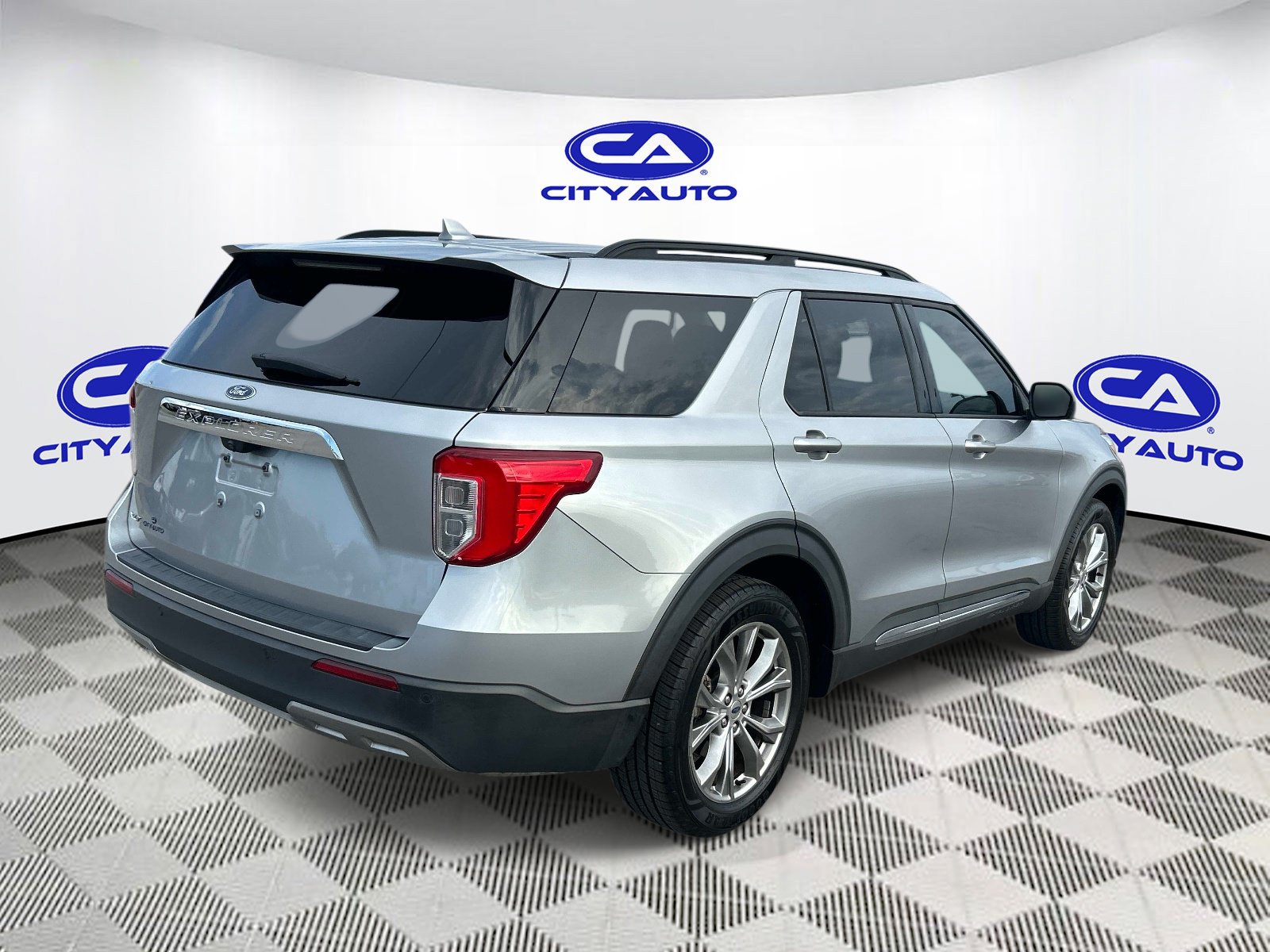 Used 2020 Ford Explorer XLT w/ Equipment Group 202A RWD image 3