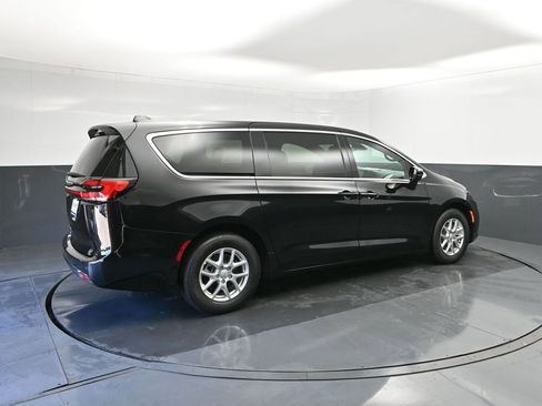 New 2026 Chrysler Pacifica Select image 15
