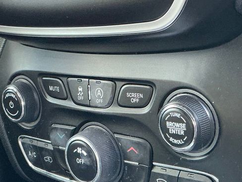 Used 2021 Jeep Cherokee Latitude Lux image 5