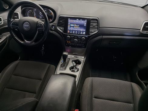 Used 2020 Jeep Grand Cherokee Laredo w/ 18" Wheel & 8.4" Radio Group AWD/4WD image 12