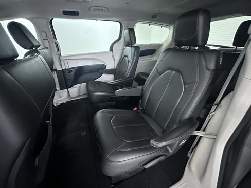 Used 2020 Chrysler Pacifica Touring-L FWD image 26