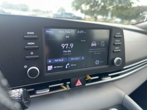 Used 2021 Hyundai Elantra SE FWD image 23