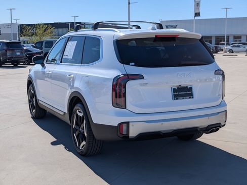 Used 2024 Kia Telluride EX w/ EX Captain's Chair Package image 3
