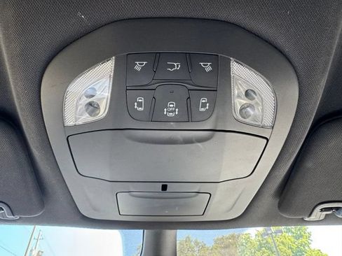 Used 2025 Chrysler Pacifica Select FWD image 32