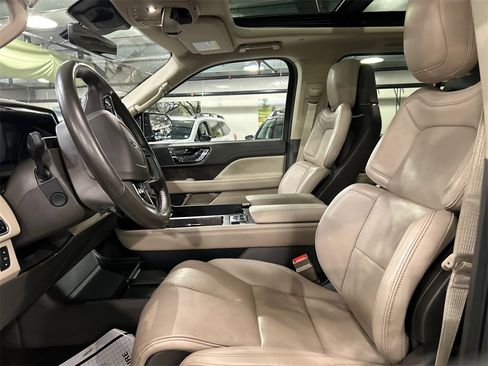 Used 2022 Lincoln Navigator Reserve w/ Monochromatic Package image 10