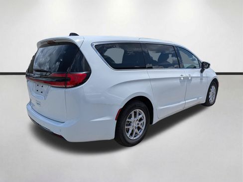 Used 2024 Chrysler Pacifica Touring-L FWD image 4