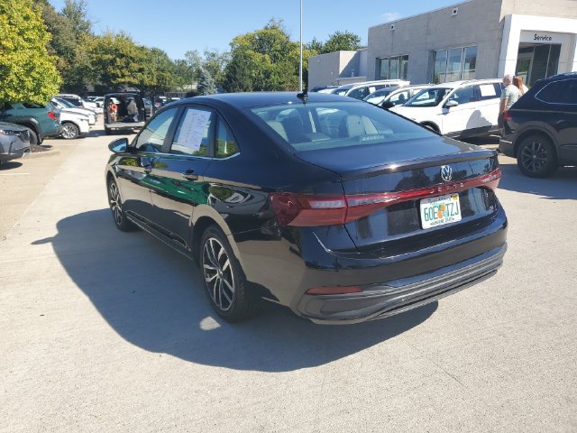 Certified 2025 Volkswagen Jetta SE FWD image 3