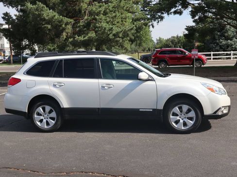 Used 2010 Subaru Outback 2.5i Premium AWD/4WD image 3
