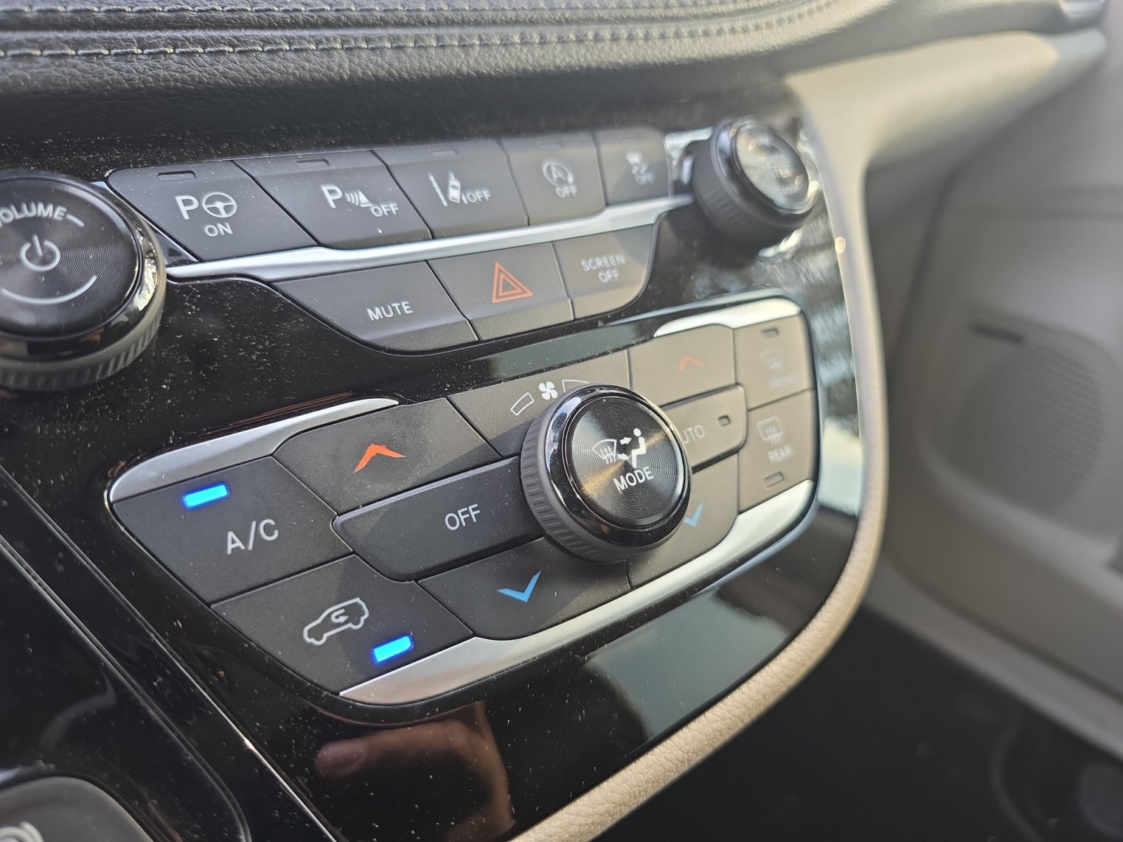 Used 2018 Chrysler Pacifica Limited w/ Tire & Wheel Group FWD image 16