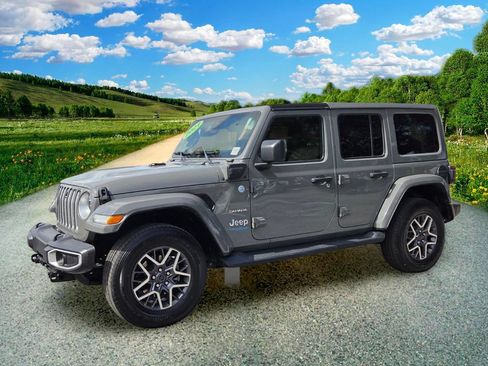 Used 2021 Jeep Wrangler Unlimited Sahara w/ Cold Weather Group AWD/4WD image 2