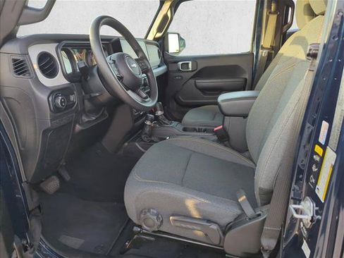Used 2025 Jeep Gladiator Sport AWD/4WD image 11
