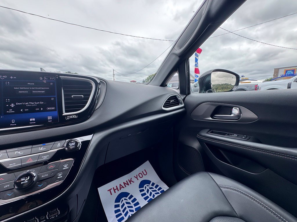 Used 2025 Chrysler Pacifica Select FWD image 30