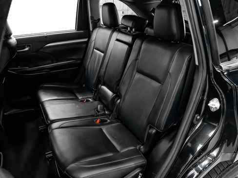 Used 2019 Toyota Highlander XLE FWD image 37