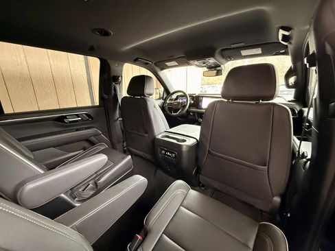 Used 2025 Chevrolet Suburban Premier image 23