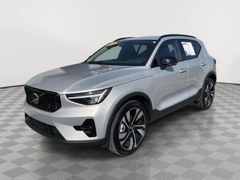 Used 2025 Volvo XC40 B5 Plus AWD/4WD image 3